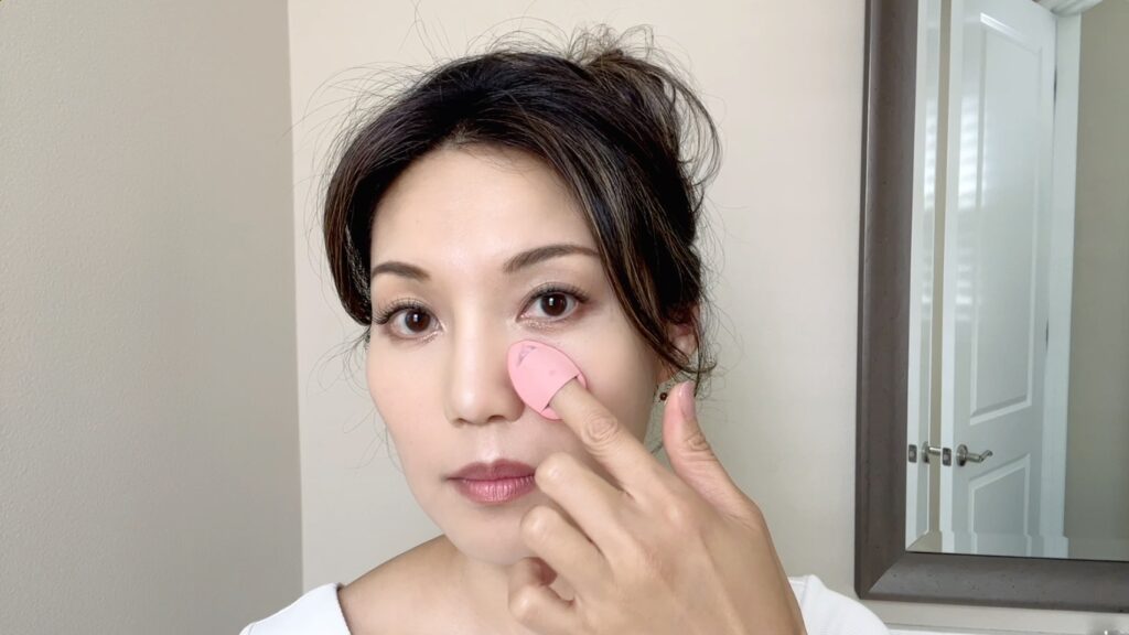 How to reapply sunscreen over makeup using liquid sunscreen and air puff sponge